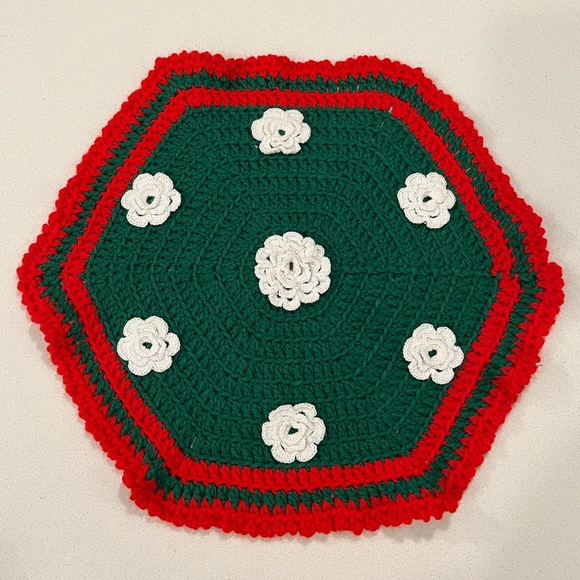 Vintage Christmas Crocheted Doily Table Topper Red Green White Flowers Retro - Picture 2 of 6